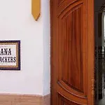 بيت شباب Triana Backpackers *